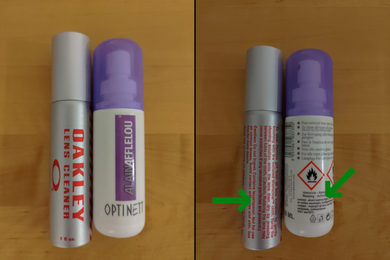 Assemblage de deux photographies l'une à côté de l'autre. L'image de gauche montre deux sprays de ettoyant pour lunettes côte à côte. Le premier spray porte la mention « Oakley lens cleaner » tandis que le second porte la mention « Alain Afflelou Optinett ». L'image de droite montre les deux même sprays mais tournés de manière à ce que la liste des composants soit lisible. Le premier spray indique notamment « isopropanol » et le second indique notamment « alcool isopropylique ». Deux flèches de couleur verte pointent la mention de ces composants.