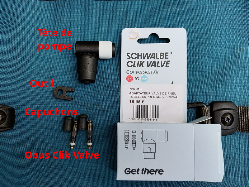 Photographie d'un kit de conversion de Presta vers Clik Valve. Les différents éléments sont disposés de haut en bas sur le côté gauche du paquet. À côté de chaque élément il est écrit ce que c'est. De haut en bas il y a : la tête de pompe, l'outil, les capuchons, les obus Clik Valve.
