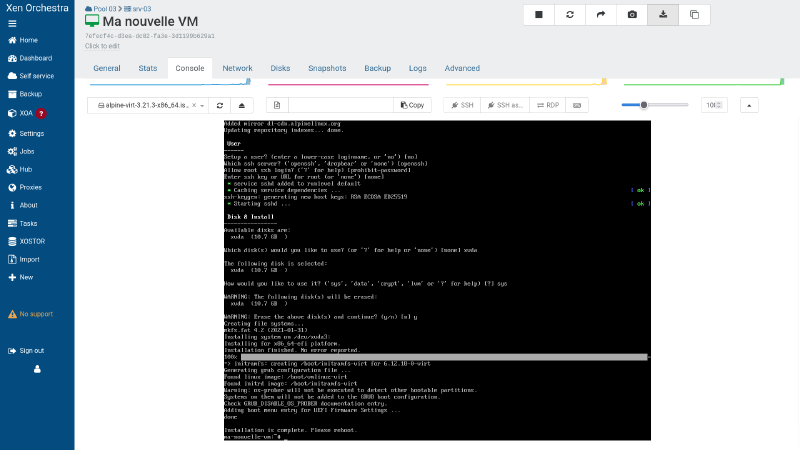 Capture d&rsquo;écran de la console d&rsquo;une VM Alpine Linux depuis XO. On y vois les dernières étapes d&rsquo;une installation réussie et il est demandé de redémarrer le système.