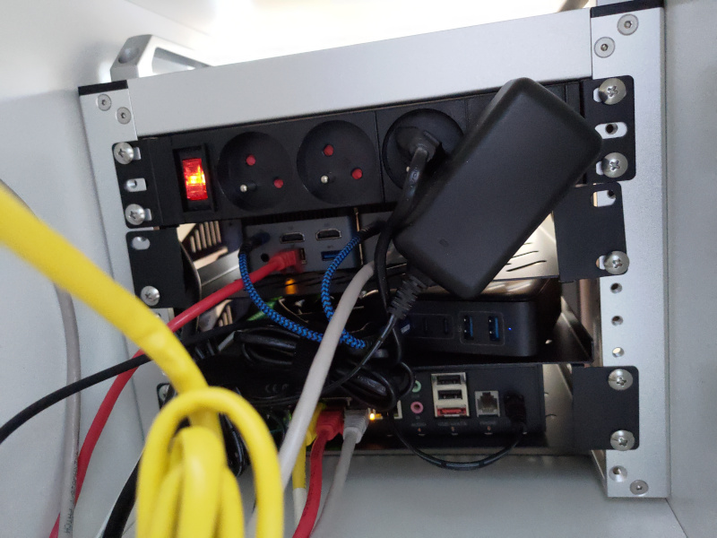 Photographie de la face arrière de mon homelab.