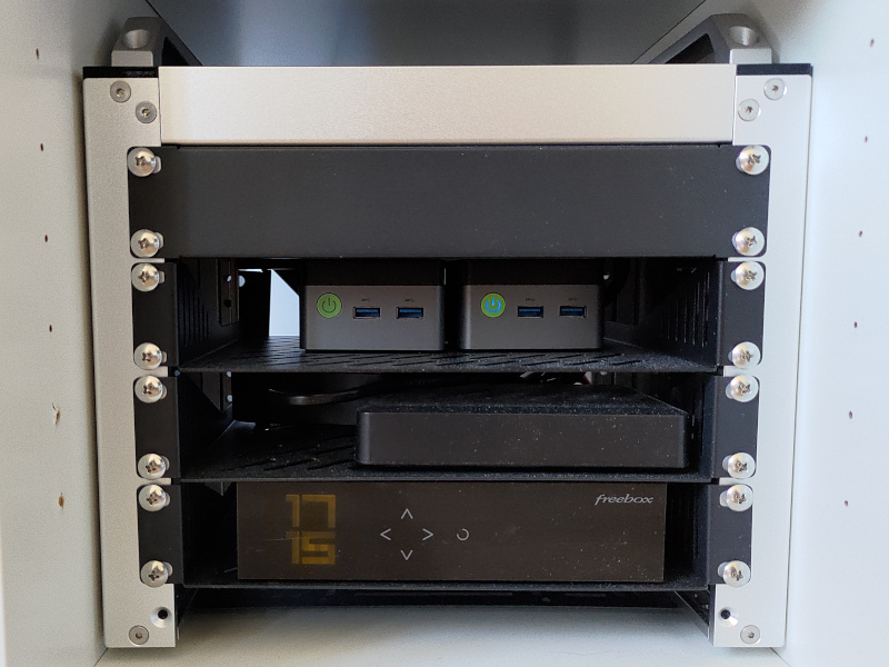 Photographie de la face avant de mon homelab.