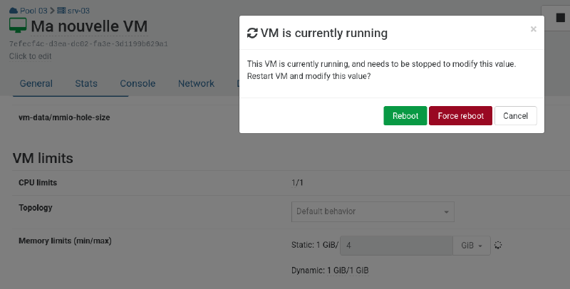 Capture d’écran de l’interface de la mémoire d’une VM avec XO. La limite statique haute est en train d’être modifiée, ce qui a fait apparaître un message indiquant que ce changement ne peut intervenir qu’une fois la VM éteinte. Trois boutons permettent soit de redémarrer la VM, soit de forcer le redémarrage soit d’annuler la modification.