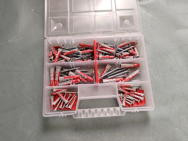 Photographie d'une boite de chevilles Fischer DuoPower de différentes dimensions avec les vis associées.