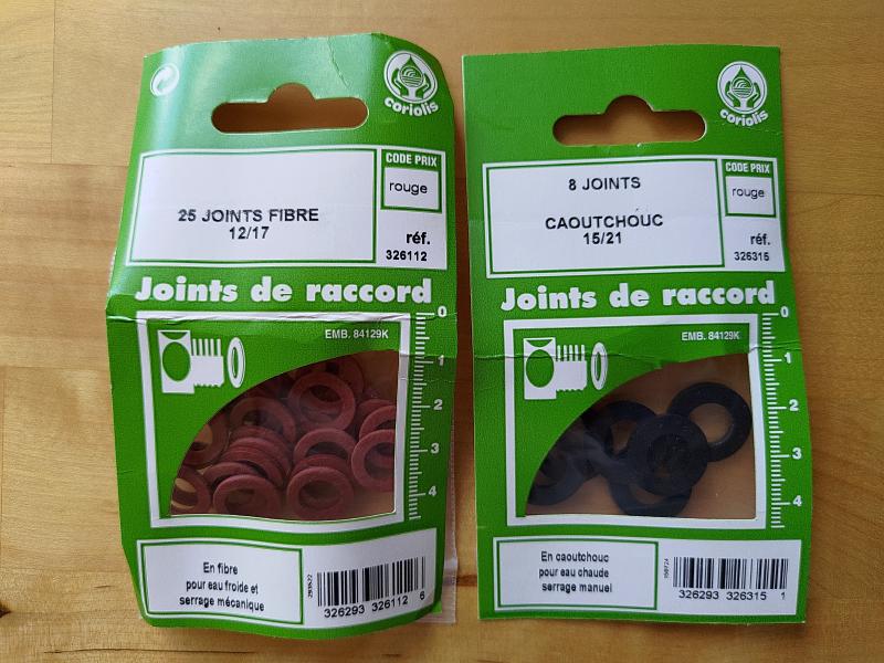 Photographie d'un paquet de joints de raccord en fibre 12-17 et d'un paquet de joints de raccord en caoutchouc 15-21.