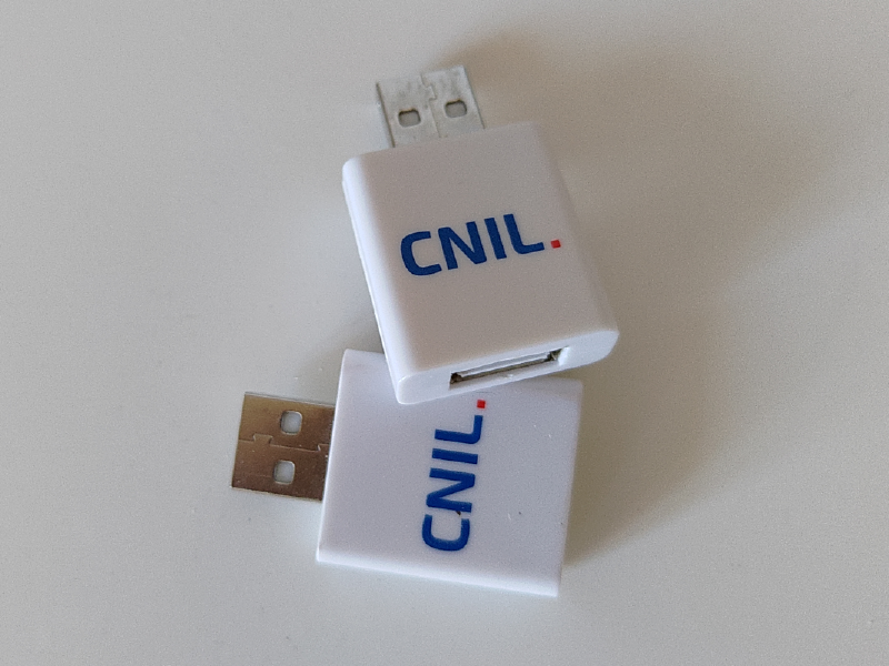 Deux préservatifs USB posés l’un sur l’autre et arborant chacun le logo de la CNIL.