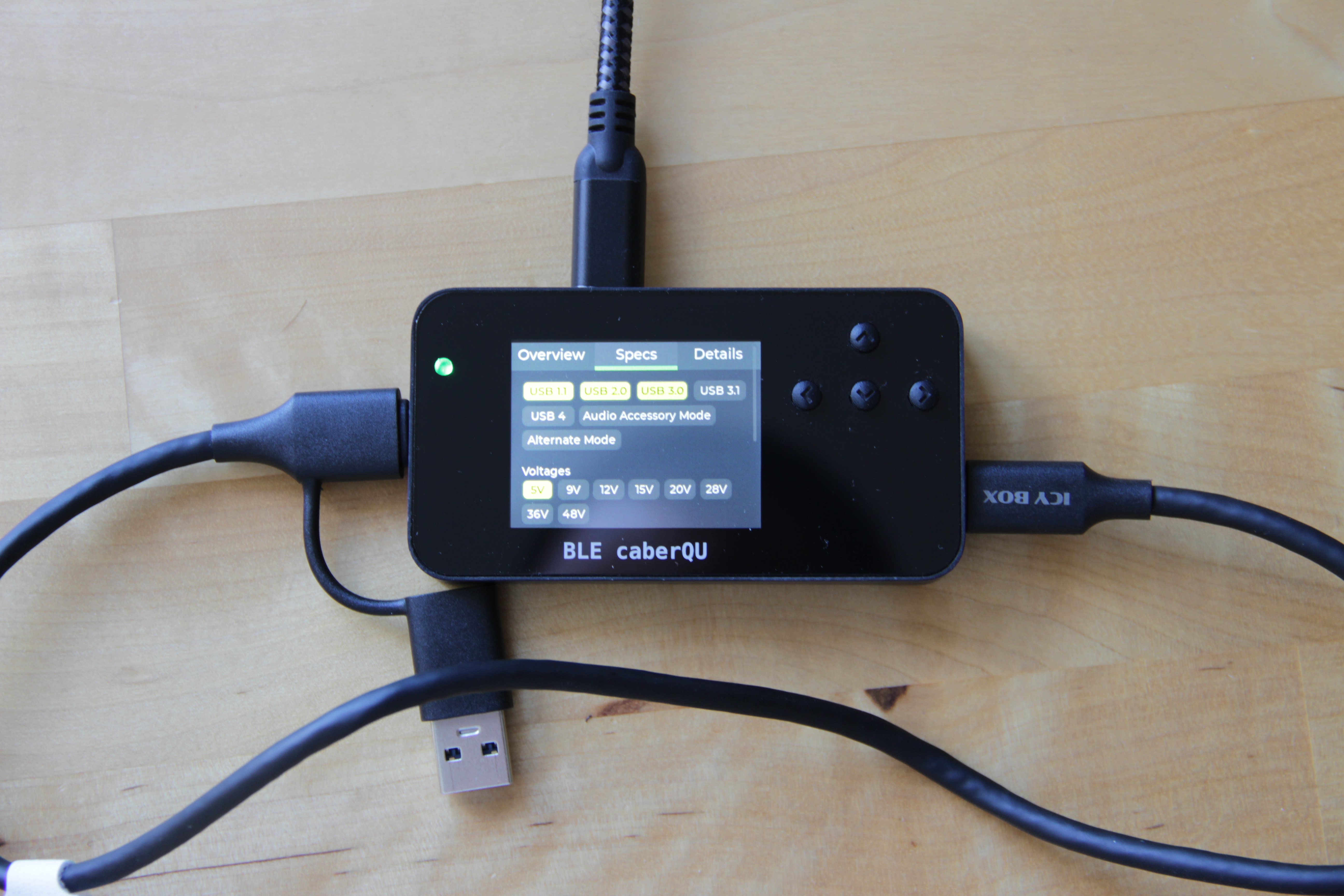 Photographie d'un testeur de cable BLE caberQU dans lequel est branché un cable USB 3.2 Gen 1×1.