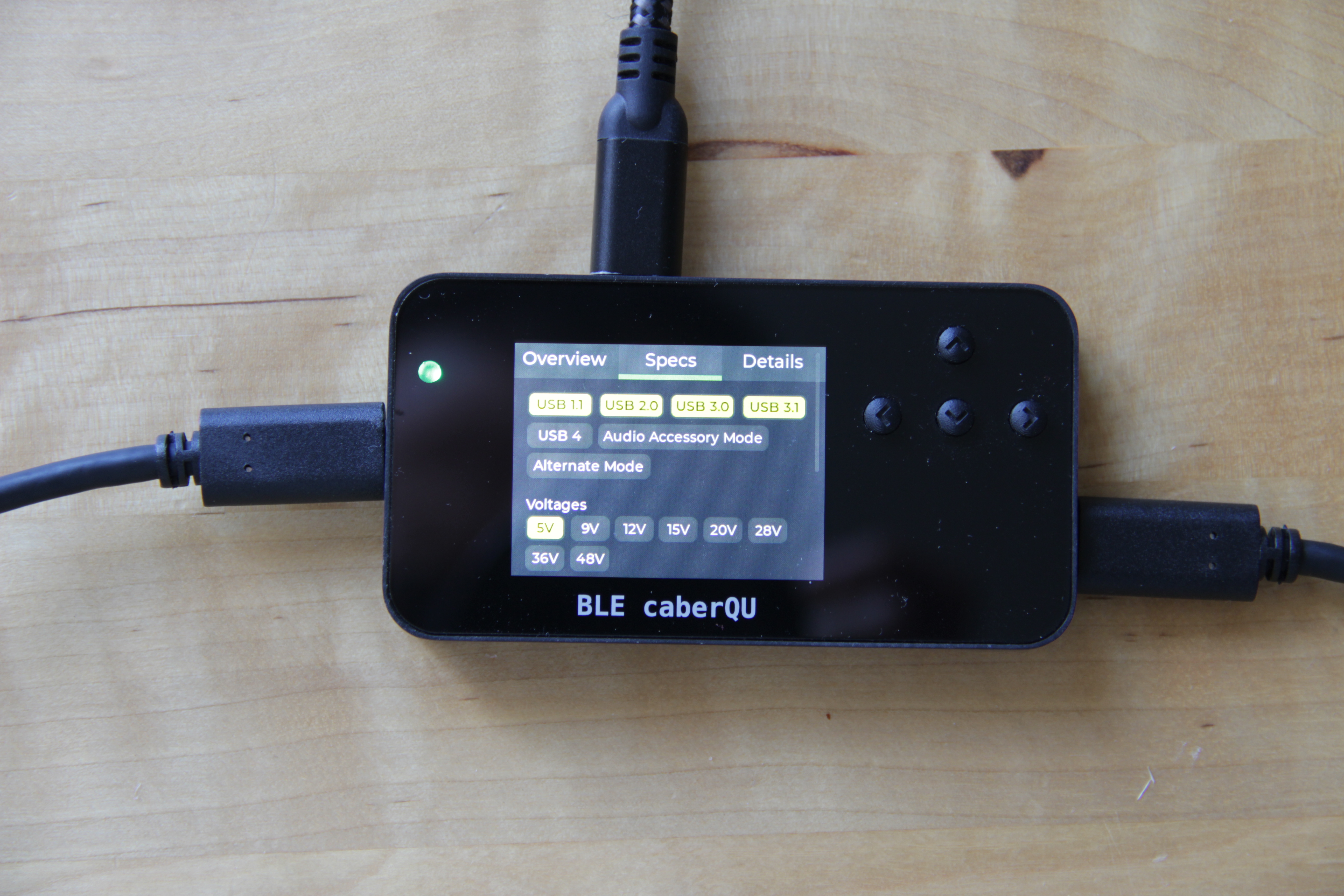 Photographie d'un testeur de cable BLE caberQU dans lequel est branché un cable USB 3.2 Gen 2×1.