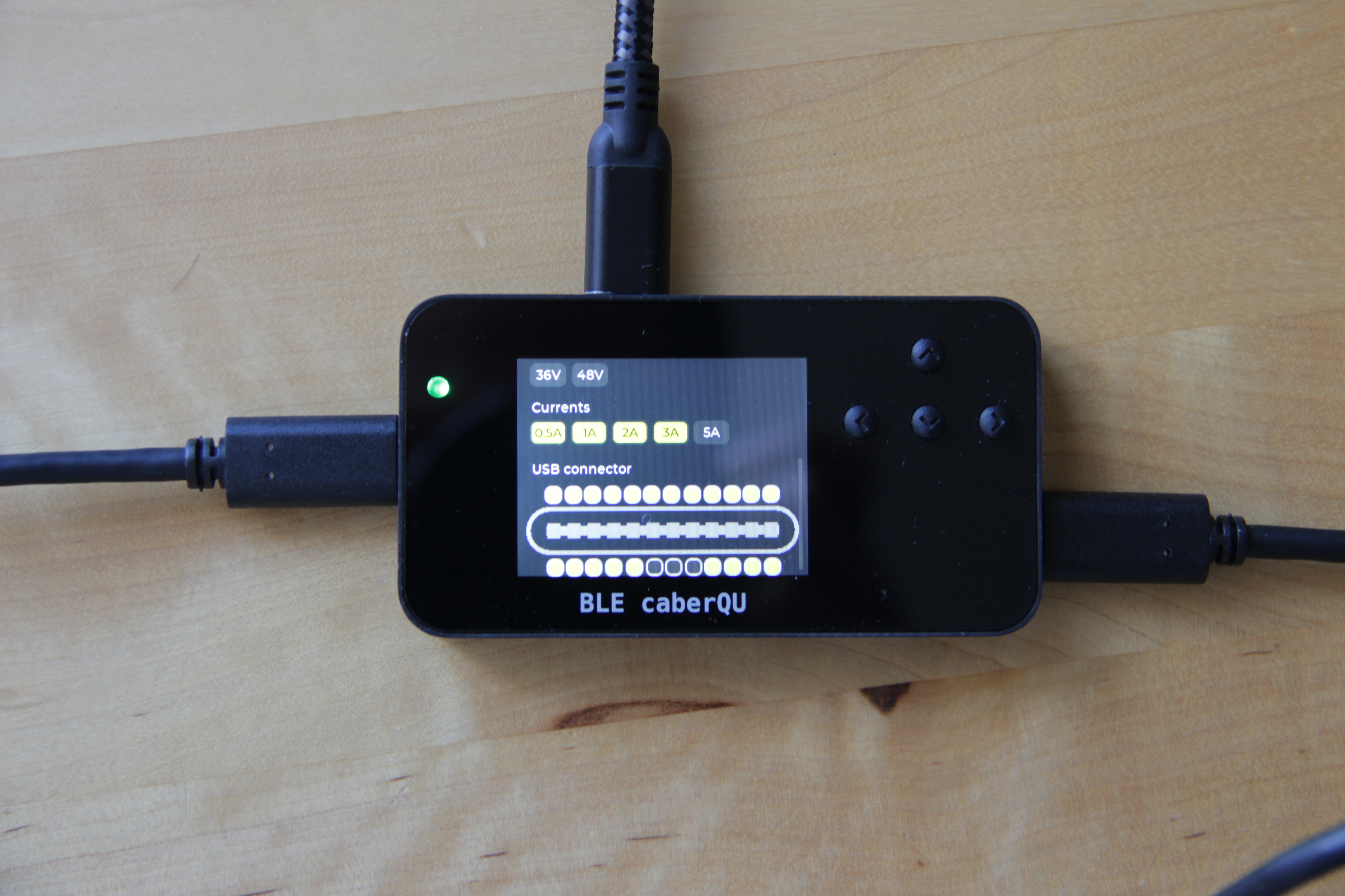 Photographie d'un testeur de cable BLE caberQU dans lequel est branché un cable USB 3.2 Gen 2×1.