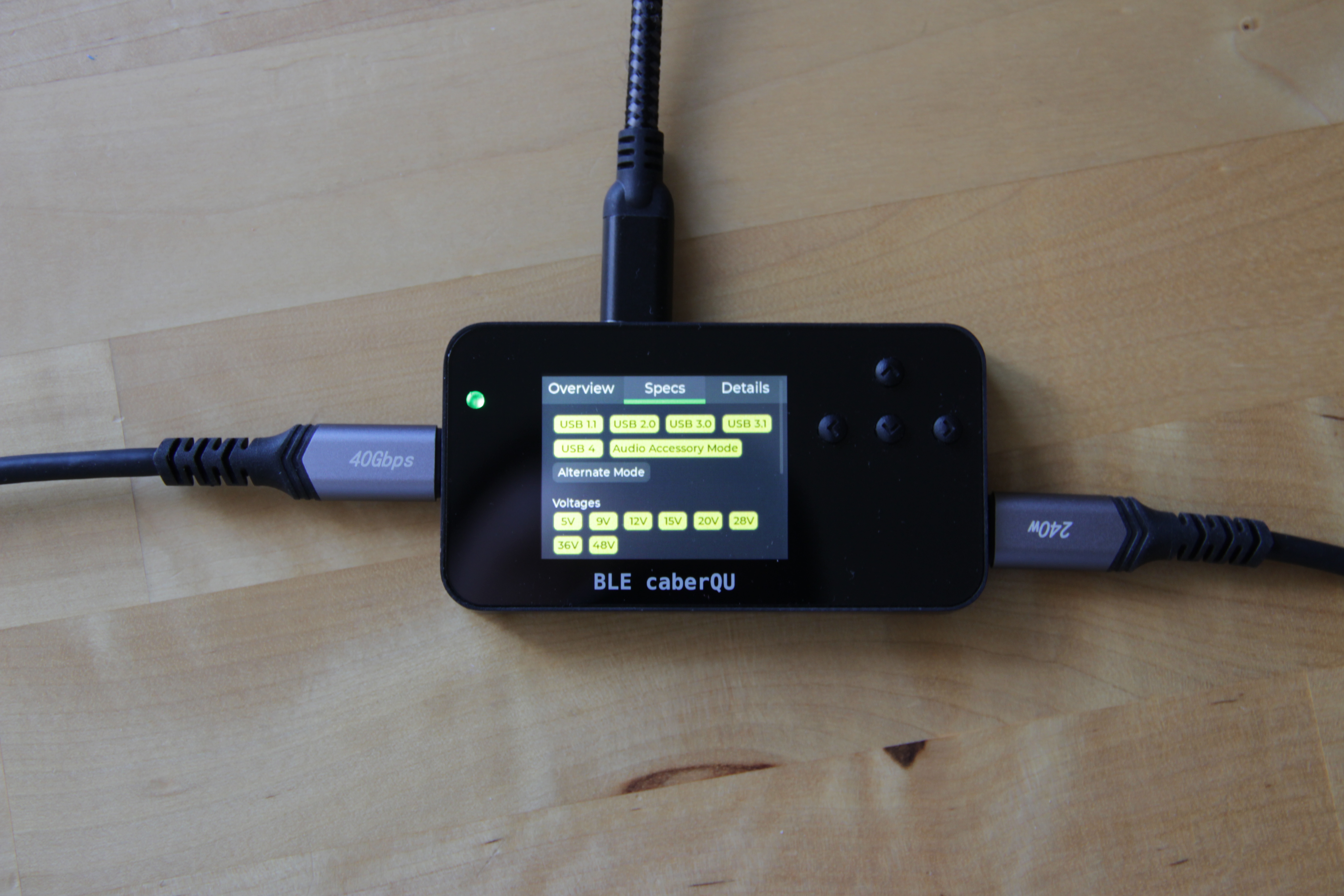 Photographie d'un testeur de cable BLE caberQU dans lequel est branché un cable USB 4.