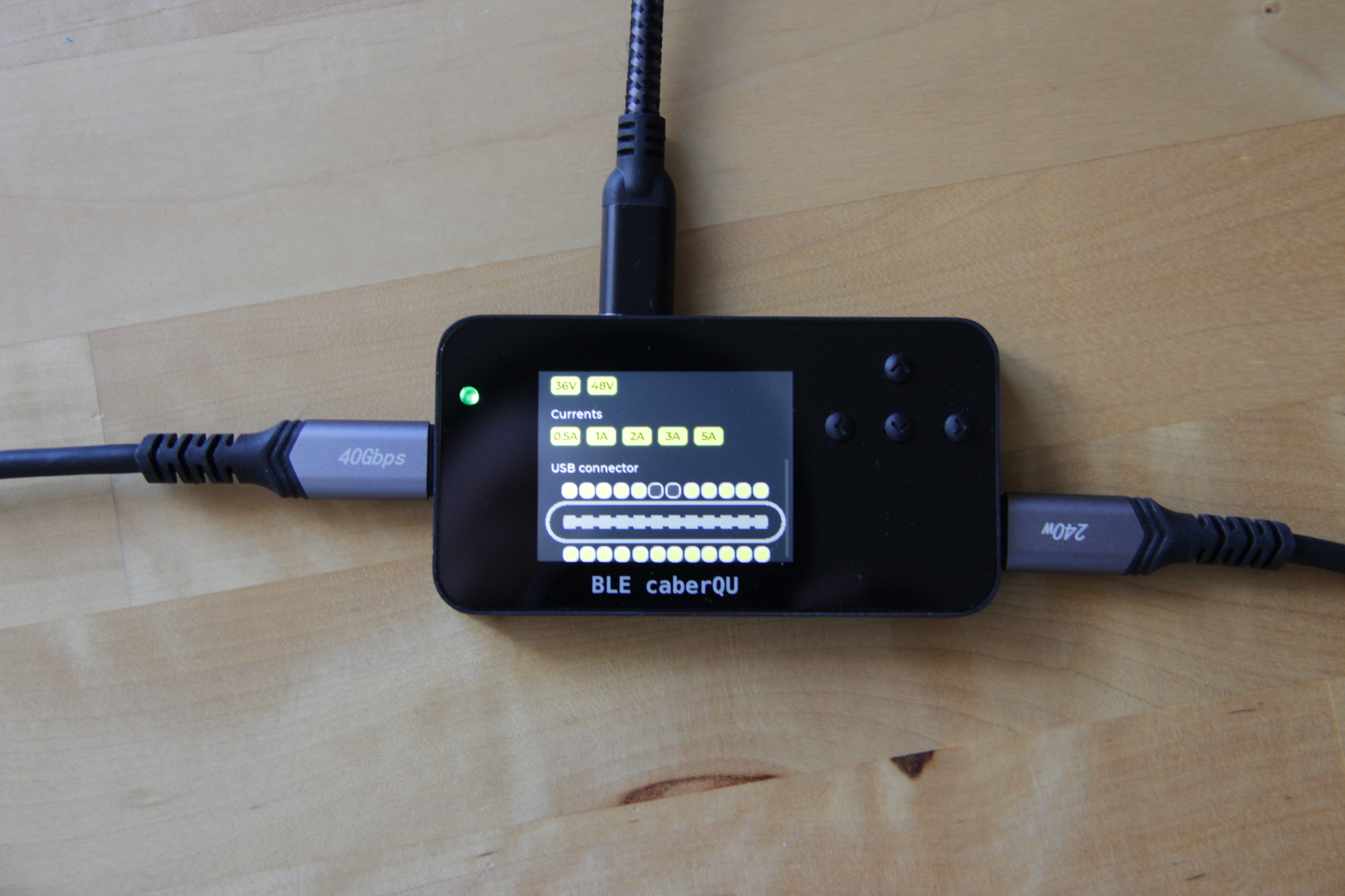 Photographie d'un testeur de cable BLE caberQU dans lequel est branché un cable USB 4.