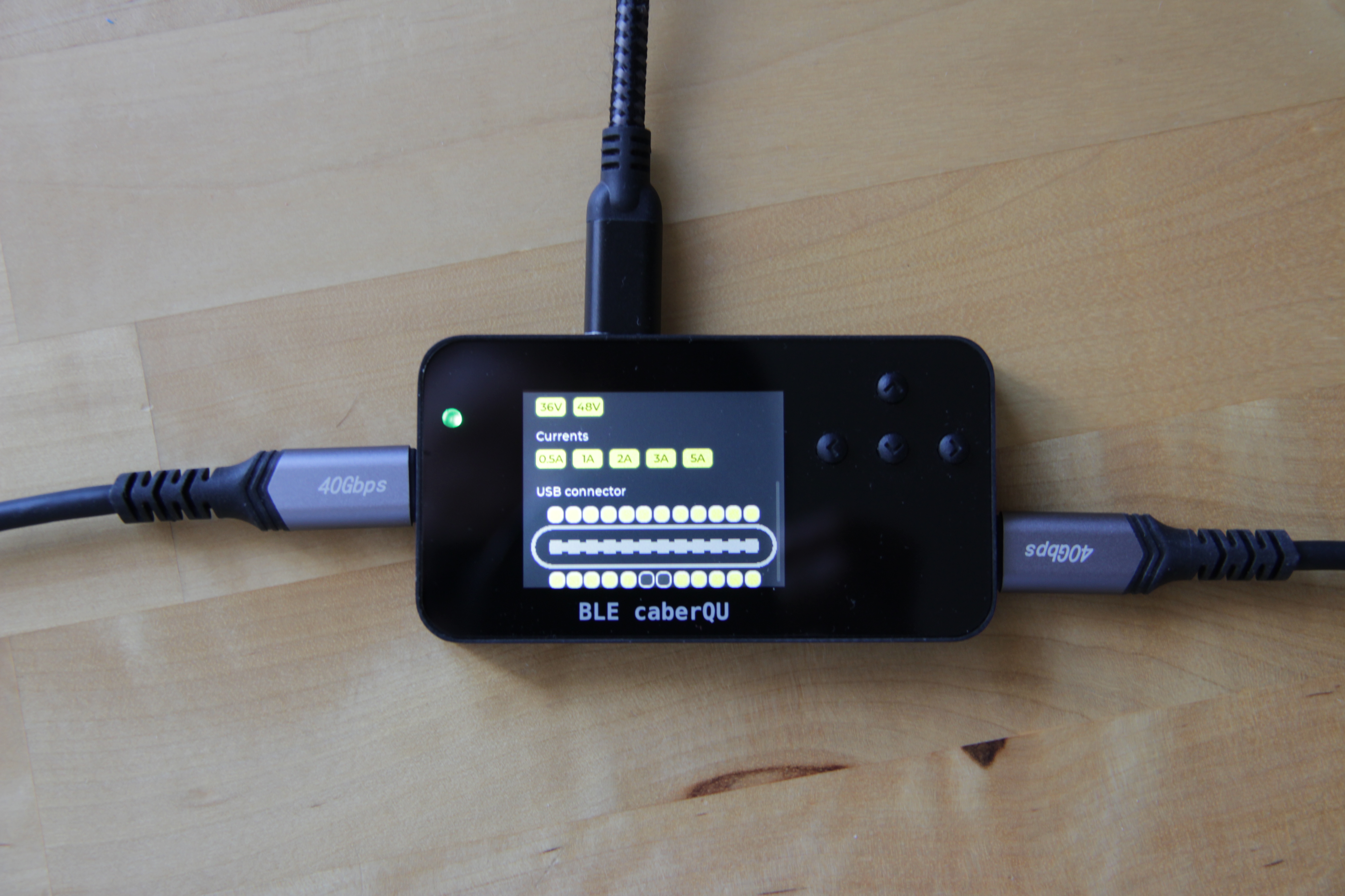 Photographie d'un testeur de cable BLE caberQU dans lequel est branché un cable USB 4.