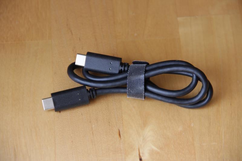 Photographie d'un câble USB de type C sans aucun marquage.