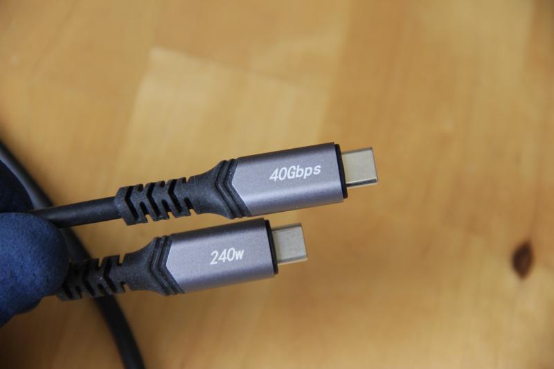 Photographie des deux connecteurs d'un câble USB de type C. Sur l'un des connecteurs est indiquée la mention « 40Gbps » et sur l'autre est indiquée la mention « 240w ».