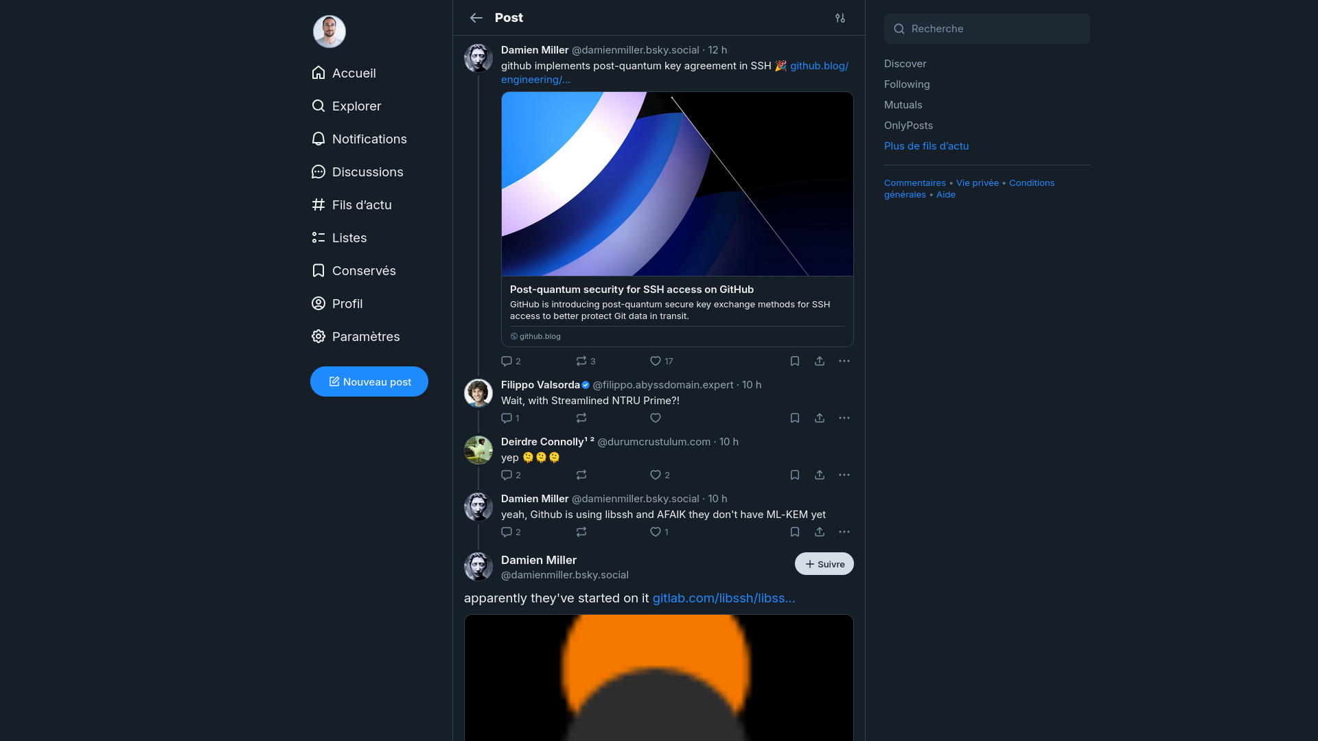Capture d'écran d'une discussion sur Bluesky au sujet du support d'un algorithme post-quantique pour l'échange de clés lors des connexion SSH à GitHub. La première réponse de Filippo Valsorda (cryptographe en charge de la bibliothèque standard cryptographique du langage Go) est «&nbsp;Wait, with Streamlined NTRU Prime?!&nbsp;», ce a quoi Deirdre Connolly (célèbre cryptographe) répond «&nbsp;yep 🫠🫠🫠&nbsp;». Les réponses suivantes évoquent l'absence de support de ML-KEN par libssh et le fait que l'implémentation de cet algorithme soit en cours.
