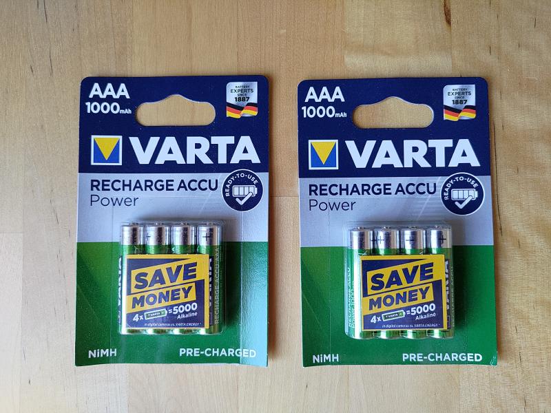 Photographie de deux emballages neufs contenant chacun 4 accumulateurs AAA de 1000 mAh.