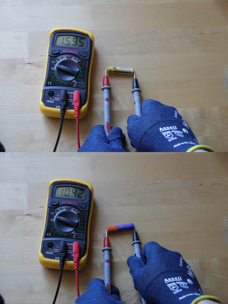 Assemblage de deux photographies l'une au dessus de l'autre. Chacune des deux photographies montre la mesure de la tension d'une pile AAA à l'aide d'un multimètre. Sur la première photographie la valeur mesurée est de 1,595 V tandis que sur le seconde la valeur mesurée est de 1,042 V.