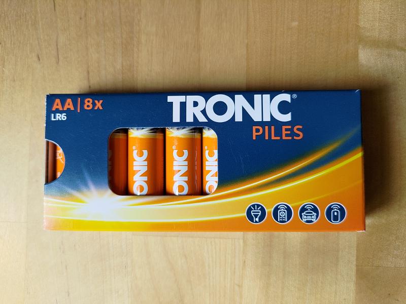 Photographie d'une boite de 8 piles AA de marque Tronic.