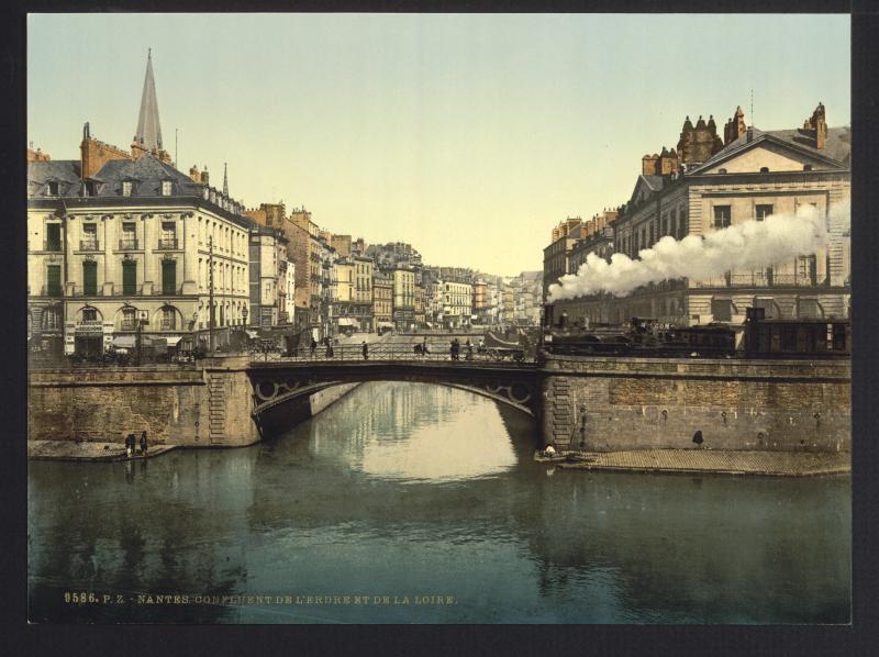 Photographie en couleurs de la confluence entre l'Erdre et la Loire à Nantes.