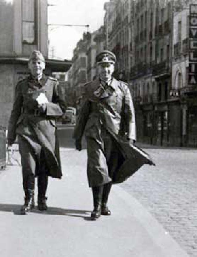 Photographie en nuances de gris de deux militaires Allemands de la seconde guerre mondiale en uniforme.