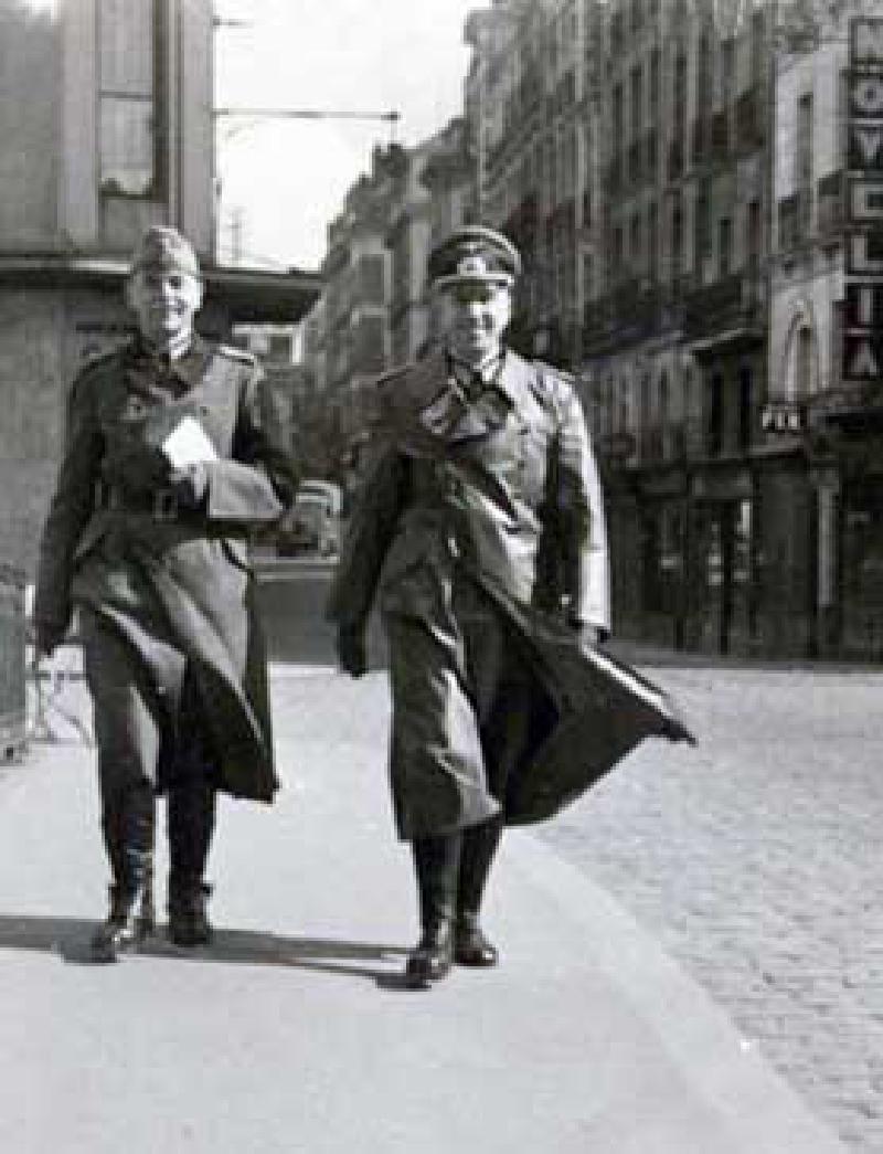 Photographie en nuances de gris de deux militaires Allemands de la seconde guerre mondiale en uniforme.