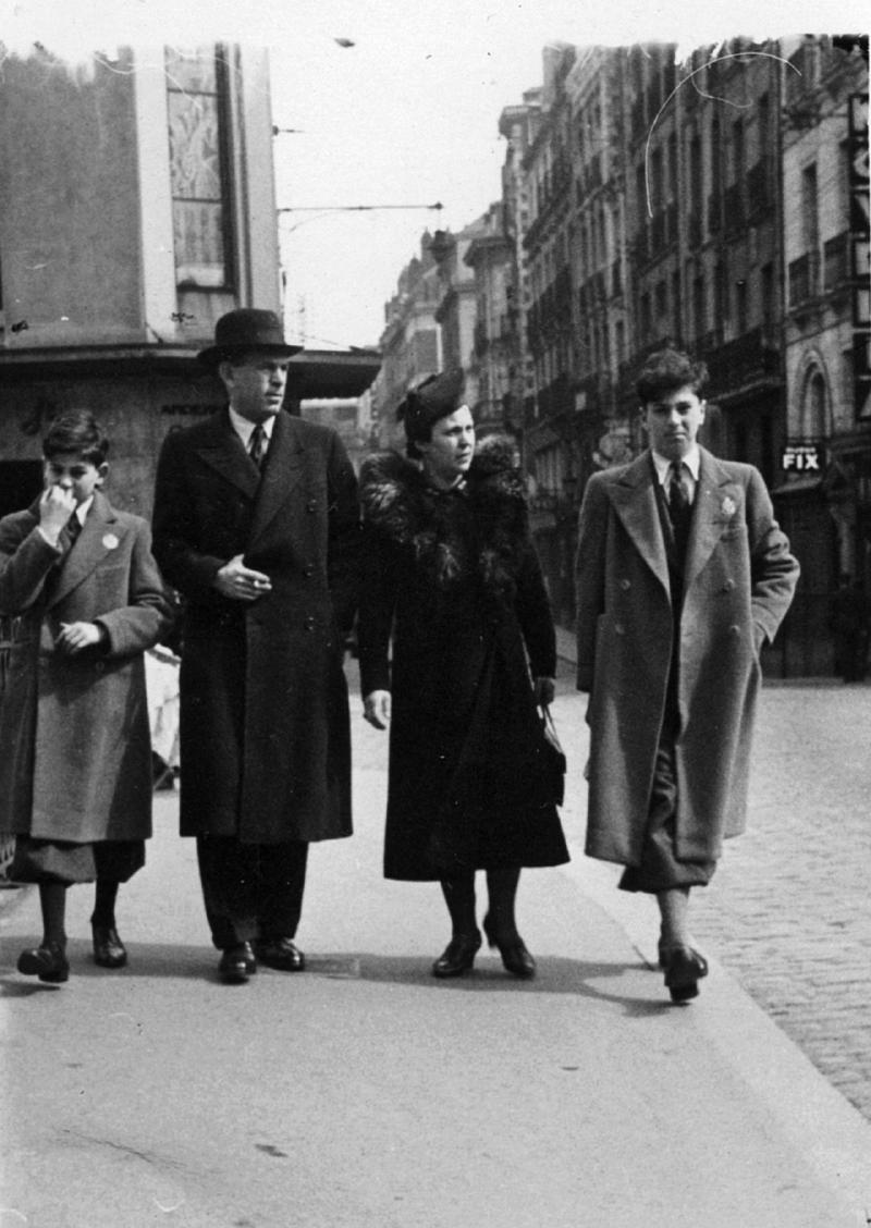 Photographie en nuances de gris de Robert Badinter et de sa famille.