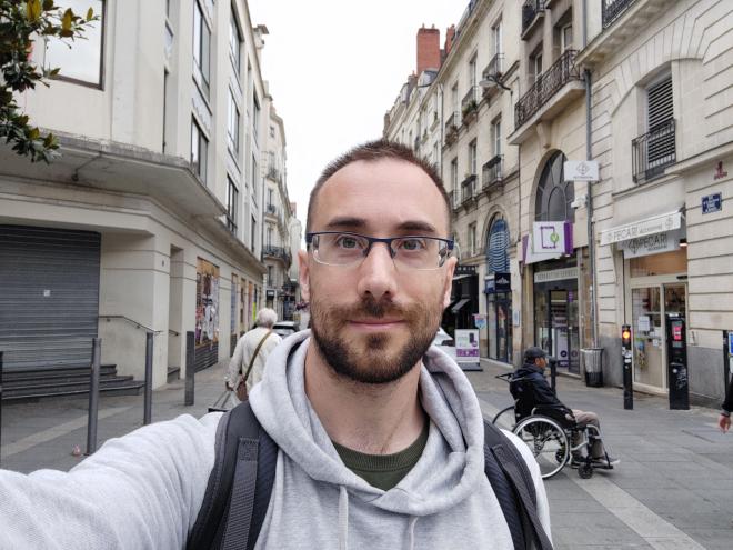 Photographie en couleurs de moi-même.