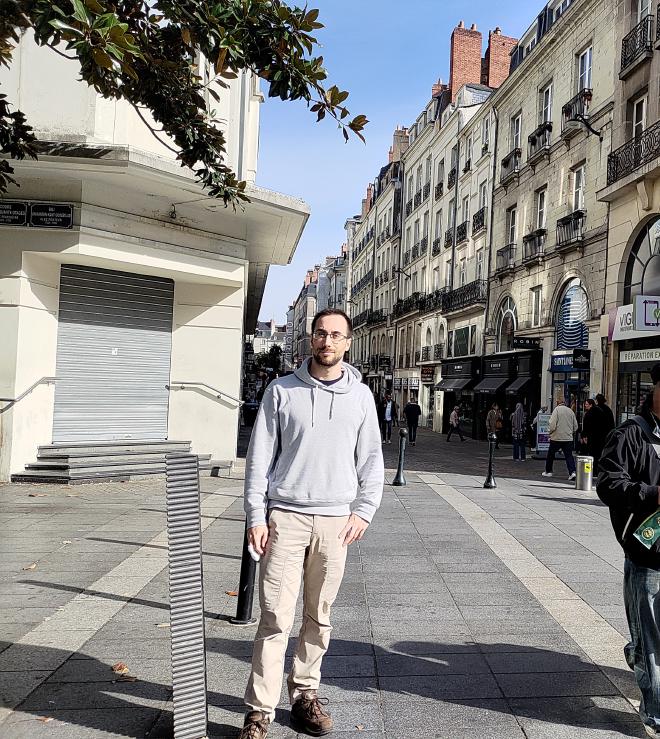 Photographie en couleurs de moi-même.