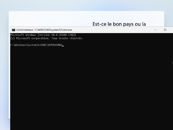 Capture d'écran de l'interface d'installation de Windows 11 lors de l'étape de sélection d'un pays ou d'une région. Un terminal est ouvert et la commande OOBE\BYPASSNRO y est tapée, prête a être exécutée.